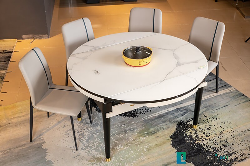 Khi mở rộng, bàn tròn kích thước đường kính 1,35m thích hợp 8-10 người sử dụng