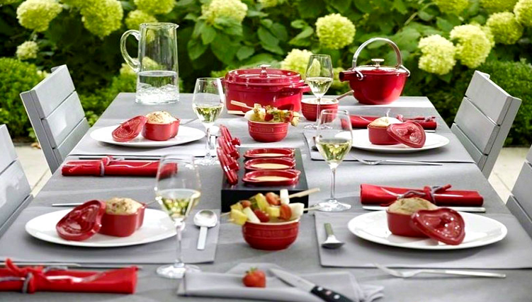 Trang trí bàn ăn ngày tết bằng bát đĩa nhiều màu sắc